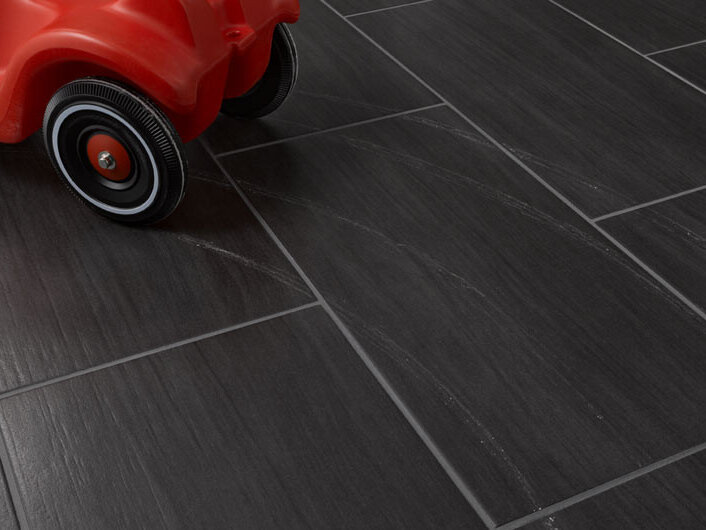 Bobbycar hinterl&auml;&szlig;t Spur auf Flies - die im Nu wieder sauber ist