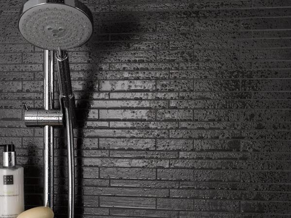 Auf veredelten Wandfliesen in der Dusche bilden sich keine bleibende