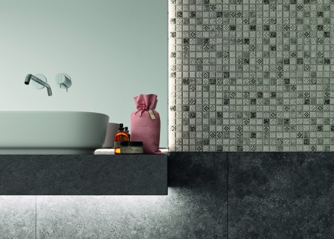Mosaikfliesen im Betonoptik akzentuieren unterschiedliche Funktionsbereiche im Bad.