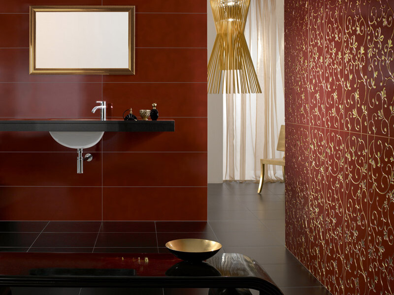 Opulentes Fliesendekor: Florale Goldranken zieren rote Fliese