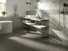 Fliesen und Mosaik in der begehbaren Dusche
