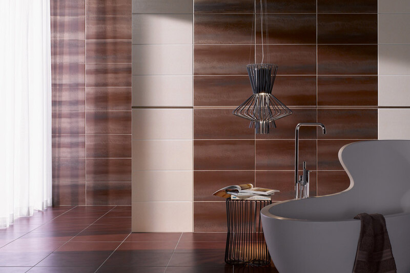 Badewanne vor rotbraunen Fliesen