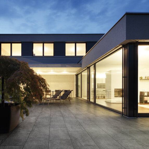 Gro&szlig;formatfliese auf Terrasse sorgt f&uuml;r urbanes Wohnflair