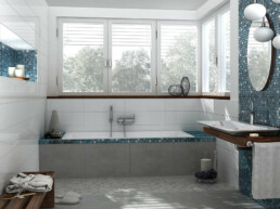 Modernes Bad mit farbigen Mosaikfliesen von Jasba
