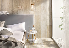 Holzfliesen im Schlafzimmer sorgen für natürliche Wohnambiente und gesundes Raumklima