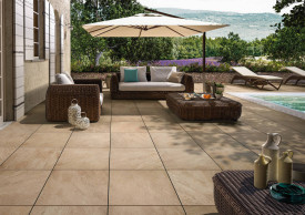 Cremefarbene Bodenfliese im Natursteinlook für den Terrasse und Balkon