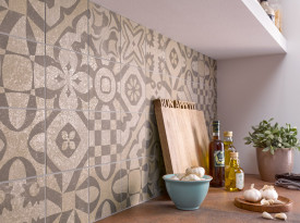 Terrakotta neu interpretiert: Küchenspiegel mit Wandfliesen in warmen Erdrot und Gold