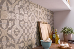 Terrakotta neu interpretiert: Küchenspiegel mit Wandfliesen in warmen Erdrot und Gold