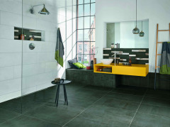Moderner Loftlook fürs urbane Bad mit bodenebener Dusche: Bodenfliesen in Betonoptik