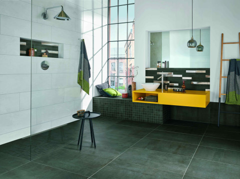 Moderner Loftlook fürs urbane Bad mit bodenebener Dusche: Bodenfliesen in Betonoptik
