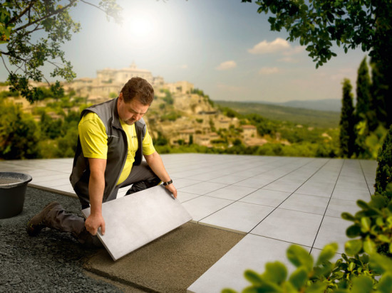 Im Außenbereich müssen Gefälle und Abdichtung perfekt sein, damit die Freude an den neuen Terrassenfliesen lange währt. Die Verlegung von Fliesen für den Außenbereich sollte deshalb unbedingt von einem qualifizierten Fliesenleger, sprich: einem Meister- oder Innungsbetrieb ausgeführt werden. © Deutsche Fliese / Ströher