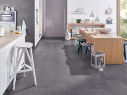 Variantenreiche Struktur für den Küchenboden: Bodenfliesen im Look von Schiefergestein