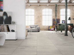 Wohnen im Loft-Style mit großformatigen Fliesen