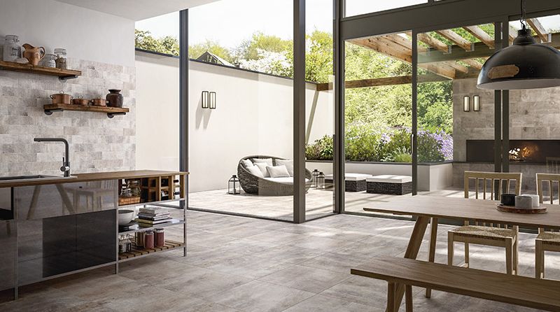 Landhausstil für die Küche: Einheitlicher Fliesen-Look vom Boden bis zum Fliesenspiegel