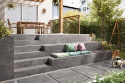 Fliesen in Natursteinoptik sind ideal für die Gestaltung der Terrasse: Mit einladenden Sitzgelegenheiten wird der Garten zum Treffpunkt für die ganze Familie