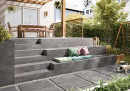 Fliesen in Natursteinoptik sind ideal für die Gestaltung der Terrasse: Mit einladenden Sitzgelegenheiten wird der Garten zum Treffpunkt für die ganze Familie