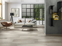 Holzoptikfliesen im Wohnzimmer